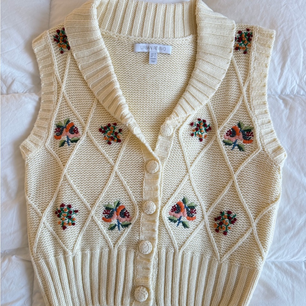 Vintage-Style Urban Revivo Embroidered Floral Knit Sweater Vest – Cream